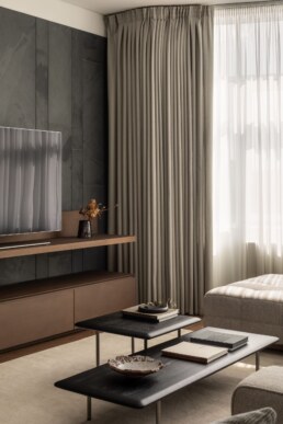 Телевізійна зона з низькою консоллю біля панорамного вікна / TV area with a low console beside the full-height window