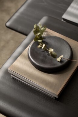 Чорний журнальний столик з керамікою, книгами й декоративною вазою / Black coffee table with ceramics, books and a decorative vase