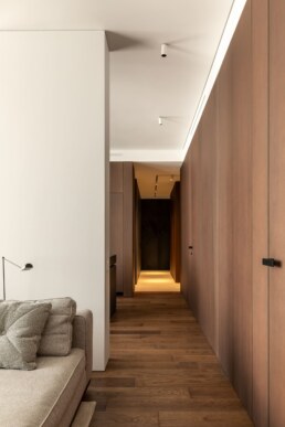 Коридор із дерев&rsquo;яними панелями та паркетною підлогою / Hallway with wood wall panels and timber flooring