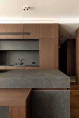 Кухонна мийка в кам&rsquo;яній стільниці та дерев&rsquo;яній ніші / Kitchen sink set into a stone countertop and wood niche