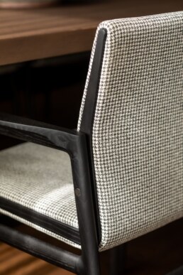Фактура оббивки обіднього стільця з плетеною спинкою / Texture of the dining chair upholstery and woven back