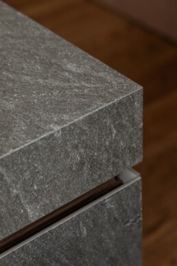 Край сірої кам&rsquo;яної стільниці в кухні, деталь матеріалу / Edge of the gray stone kitchen countertop, material detail