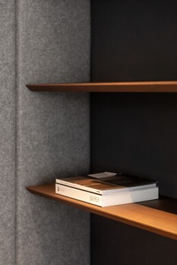 Підвісні дерев&rsquo;яні полиці з книгами на темній стіні кабінету / Floating wood shelves with books against the dark office wall