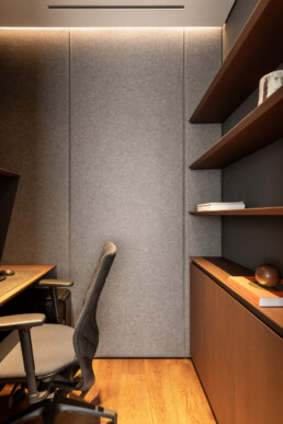 Домашній кабінет з письмовим столом, полицями та кріслом / Home office with a desk, shelves and chair
