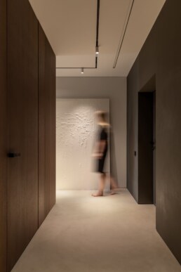 Темний коридор з дерев&rsquo;яними панелями та людиною в русі / Dark wood-paneled corridor with a person walking through