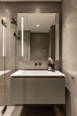 Підвісна тумба у ванній та велике дзеркало з підсвічуванням / Floating bathroom vanity and large backlit mirror