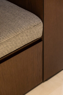 Деталь м&rsquo;якої лави та стику дерев&rsquo;яних панелей у передпокої / Detail of the upholstered bench and wood panel joinery in the entry hall