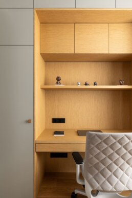 Ніша з письмовим столом, кріслом, полицями та іграшками / Desk niche with a chair, shelves and toys