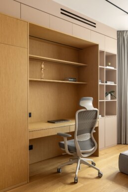 Вбудований дитячий письмовий стіл з кріслом та полицями / Built-in child&rsquo;s study desk with a chair and shelves