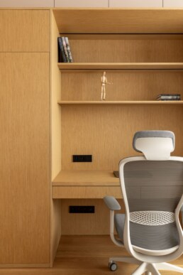 Дерев&rsquo;яний письмовий стіл із кріслом, полицями та фігуркою / Wood study desk with a chair, shelves and a figurine