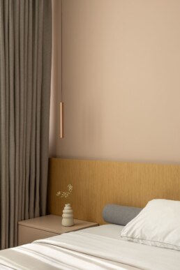 Світле ліжко, приліжкова тумба та дерев&rsquo;яне узголів&rsquo;я / Pale bed, bedside cabinet and wood headboard